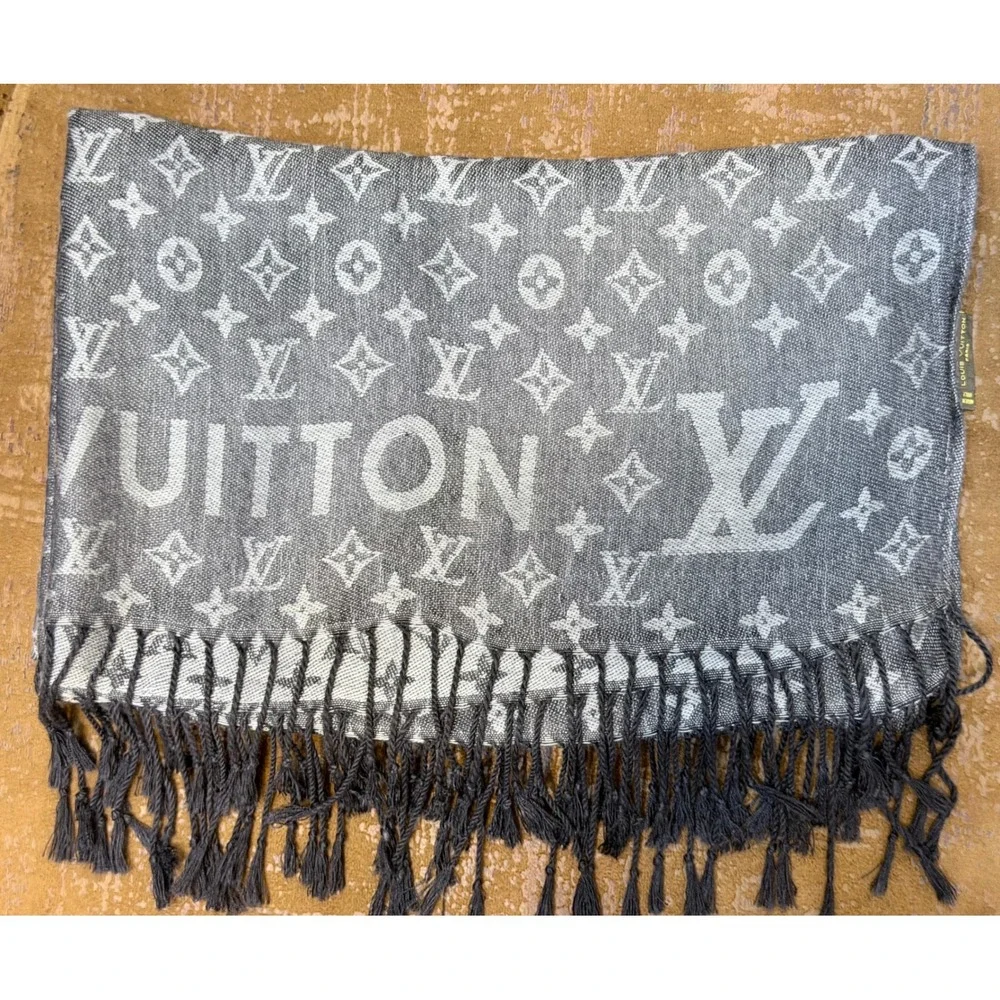 Flat $200 Sale Louis Vuitton Grey Monogram 100% Wool Scarf Made in Italy Fringe